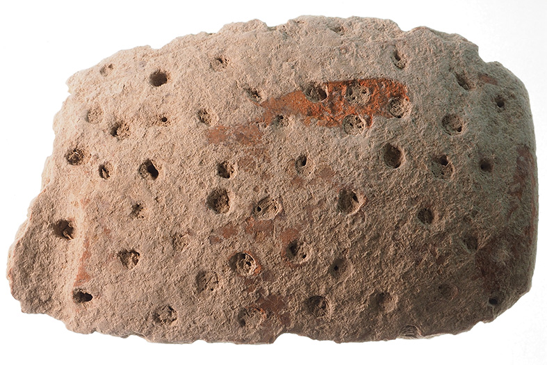 Neolithic pottery sherd. // Neolithische Tonscherbe. 